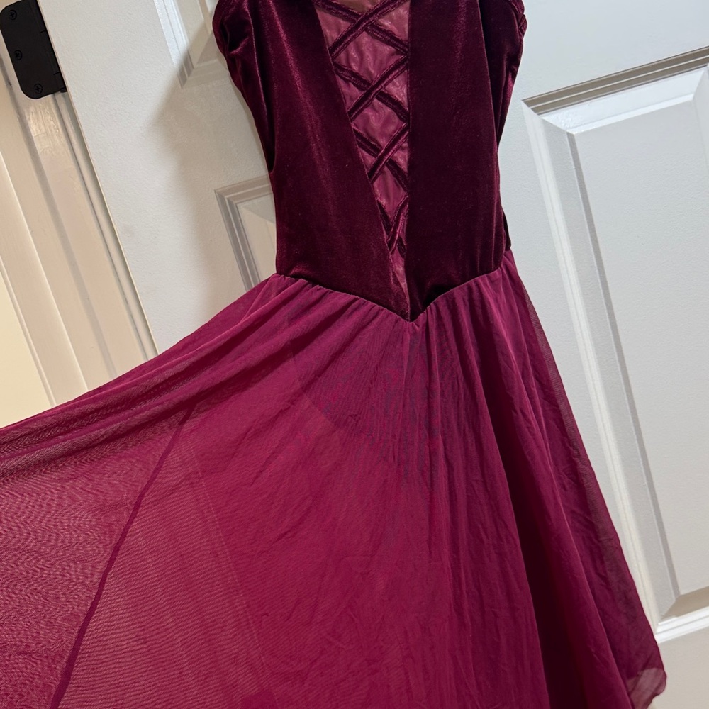 Elegant Burgundy Midi Dress - Picture 4 of 5